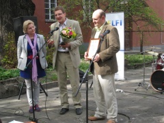 Gerimantui Statiniui (iš dešinės) įteikiama V. Kudirkos premija.